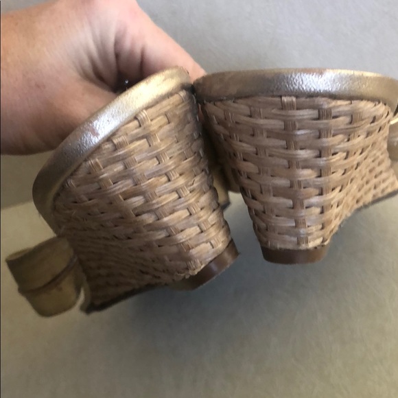 Lilly Pulitzer Gold Thong Sandals with heel - Picture 4 of 4